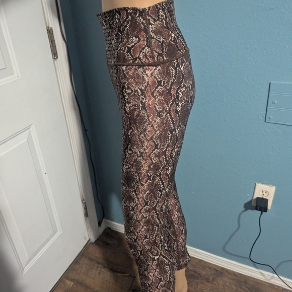 Snake Print Leggings - Picture 3 of 6